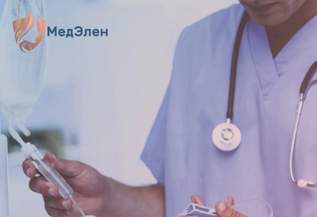Врач готовит капельницу